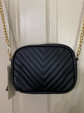 Black Quilted Crossbody Bag with Gold Chain Strap. Moerpusi